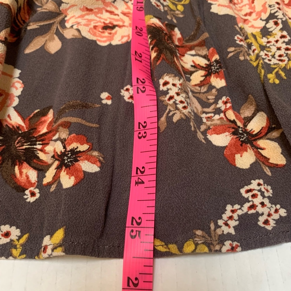 Torrid Grayish/ Brown, Floral V-Neck Babydoll Blouse. Size 0. Long Sleeve - Picture 10 of 12